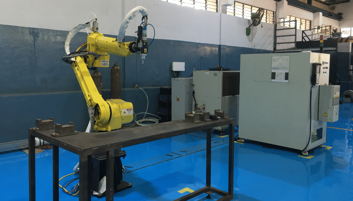 robot-laser-cutting